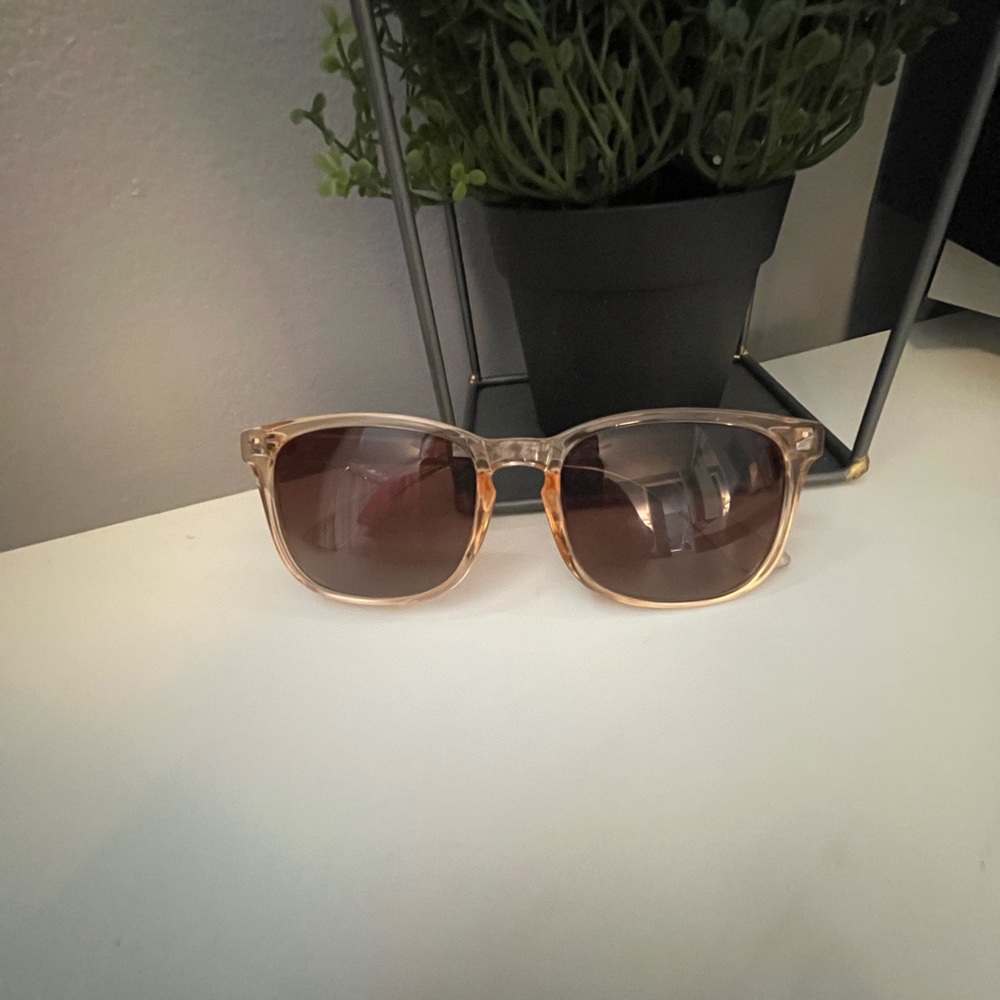 Never worn new & trendy tan color sunglasses 🕶